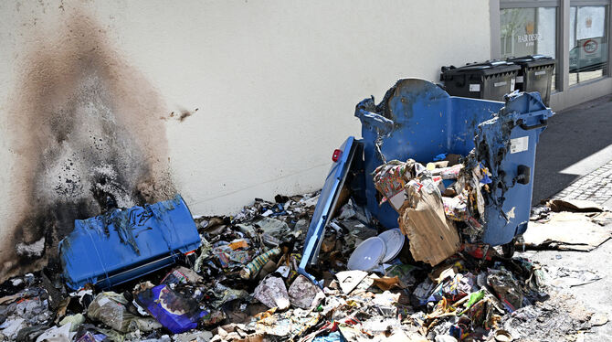 Unter anderem dieser Müllcontainer in der Reutlinger Schreinerstraße wurde angezündet. Die Hauswand wurde in Mitleidenschaft gez