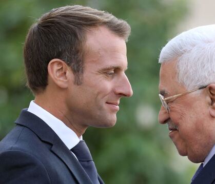  Der französische Präsident Emmanuel Macron  begrüßt den Mahmud Abbas, Präsident der Palästinensischen Autonomiebehörde.