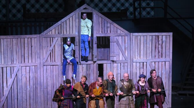 Vorn die Bauern, dahinter die Vertreter der Obrigkeit im Stück »Wenn nicht heut, wann dann!«, das das Ensemble des Theaters Lind