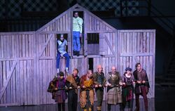 Vorn die Bauern, dahinter die Vertreter der Obrigkeit im Stück "Wenn nicht heut, wann dann!", das das Ensemble des Theaters Lind