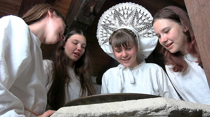 Szene aus dem Film »Der Holzspalter« Die Urschel (Anuschka Dietz, mit Haube) und ihre Nachtfräulein (von links) Bianca (Elsa Betz), Klara (Lea-Catharina) und Iris (