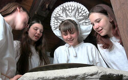 Die Urschel (Anuschka Dietz, mit Haube)  und ihre Nachtfräulein (von links) Bianca (Elsa Betz), Klara (Lea-Catharina) und Iris (