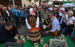 Vereinssprecher Timo Müller schiebt Krüge nach, Tobias Fischer zapft und OB Michael Bulander verteilt Freibier. FOTO: MEYER
