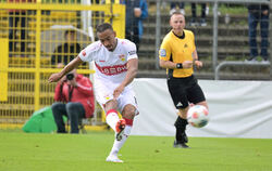 Hier erzielt Jamie Leweling das 1:0 für den VfB Stuttgart.