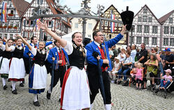 Strahlende Gesichter im großen Festzug auf dem Marktplatz.