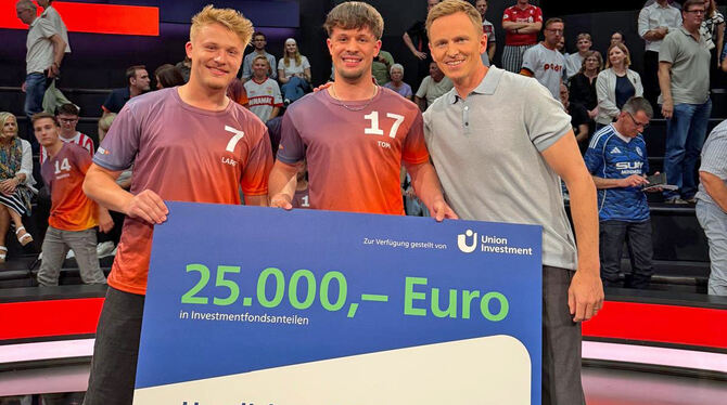 Tom Ankele (Mitte) siegt im Jahresfinale an der ZDF-Torwand. Den Gewinn teilt er mit seinem Final-Gegner Lars Liebler (links).