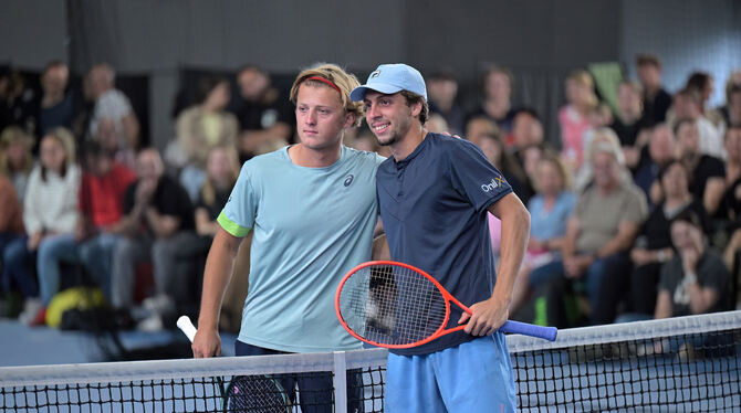 Das Finale zwischen Jack Logé (links) und Pedro Boscardin Dias muss wegen Regen in der Halle ausgetragen werden.