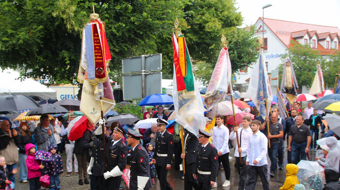 Farbenprächtiger Fahneneinmarsch der Vereine und Organisationen. FOTO: LEIPPERT Farbenprächtiger Fahneneinmarsch der Vereine und Organisationen. FOTO: LEIPPERT