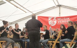 Das Ensemble des Musikvereins Kusterdingen, dirigiert von Johannes Popp, spielte beim eigenen Fest am Sonntagnachmittag. 
