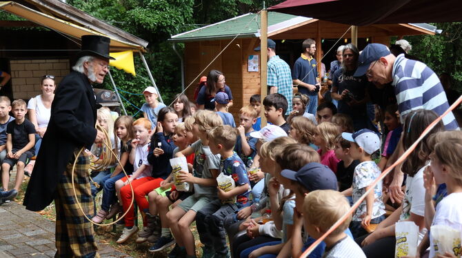OJR Eningen Jubiläum Die Kinder machen sich mit Herrn Wunderle auf die Suche nach Hasenbaby Susi.