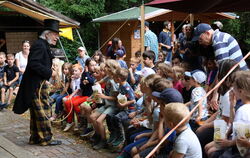 Die Kinder machen sich mit Herrn Wunderle auf die Suche nach Hasenbaby Susi.