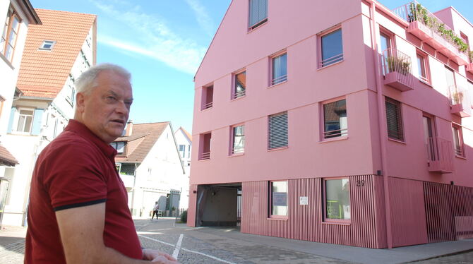 Stefan Köhler Rosa Haus Pfleghofstraße Metzingen Rot trifft rosa: Stefan Köhler, einer der drei Bauherrn des bonbonfarben gestrichenen Dreigeschossers in der Pfleghofstraße 39.