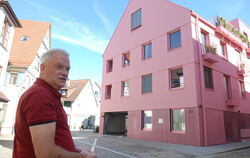 Rot trifft rosa: Stefan Köhler, einer der drei Bauherrn des bonbonfarben gestrichenen Dreigeschossers in der Pfleghofstraße 39.