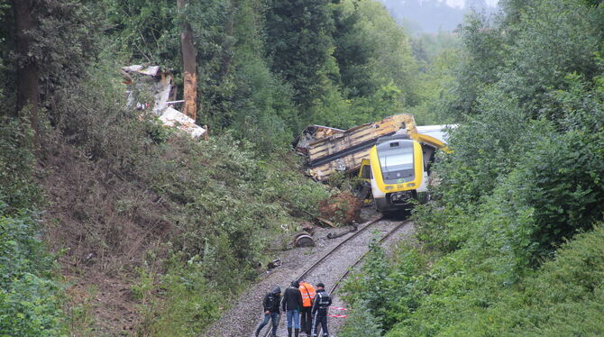 alb zugunglück zell Die Waggons des Zugs der Linie RE 55 scheinen unentwirrbar verknäult.