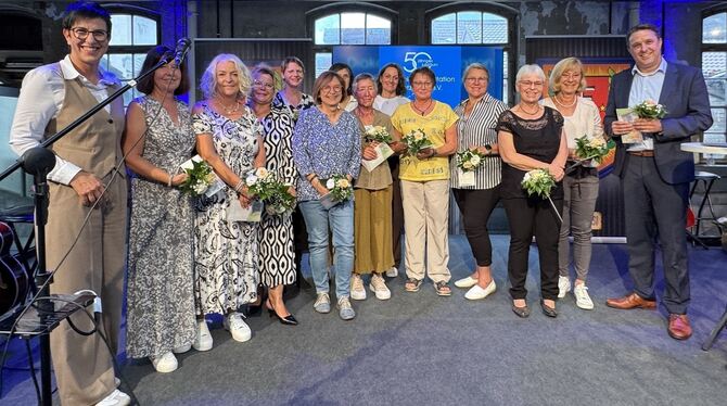 Geschenke gab es bei der Ehrung der langjährigen Mitarbeiter. Ganz links Oberbürgermeisterin Carmen Haberstroh, ganz rechts Gesc
