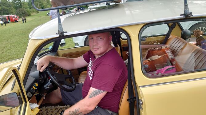 Zeitakterz-Vorstand Klaus Hornung im Trabbi.