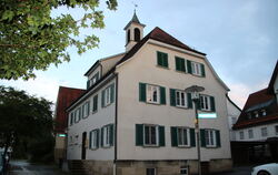 Das Alte Rathaus ist eines der wenigen denkmalgeschützten Gebäude in Riederich, Fassade und Fensterläden sollen nun saniert werd
