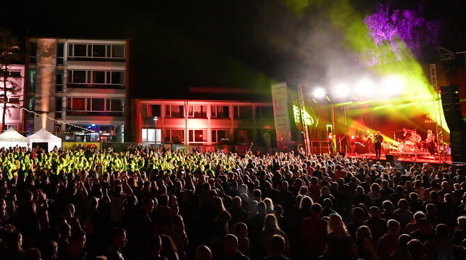 Festivalatmosphäre vor der Gottlieb-Rühle-Schule gibts beim Umsonst & Draußen-Festival am Wochenende.