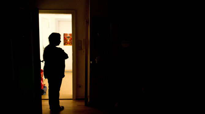 Armut, Energie, Gesellschaft, kind, lni, Mutter, schulden, Strom, stromausfall, STROMSPERRE, Frau, Politik Wer von Obdachlosigkeit bedroht ist, sieht oft erstmals kein Licht am Ende des Tunnels. In Eningen unterstützt die AWO Menschen