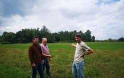 Die Landwirte Julian Werner und Andreas Fuhr erzählen gemeinsam David Horle, dem städtischen Projektleiter vom Amt für Tiefbau, 