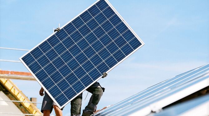 Dach, Dämmung, Kran, Neu, Solar, anbringen, Energie, Wirtschaft, Photovoltaik, Anlage, Anlagen, Sonnenenergie, Sonne, Strom, Kra Vor der Installation einer PV-Anlage sollten Hausbesitzer sich um eine Einspeisegenehmigung kümmern.