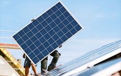 Vor der Installation einer PV-Anlage sollten Hausbesitzer sich um eine  Einspeisegenehmigung kümmern.  