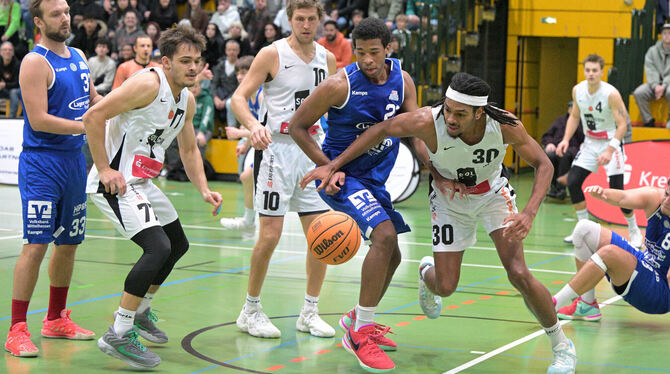 1. RL, 1. Regionalliga, Basketball, DBB, Maenner, Saison 2024/25, Suedwest, TSG Solcom Ravens Reutlingen Miles Mallory (links) wechselt vom Ligarivalen Gießen Pointers nach Reutlingen. Bei den TSG Solcom Ravens besetzt der US-Amerika