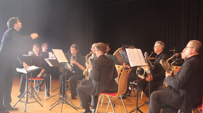 Tübinger Saxophon-Ensemble, Kirchentellinsfurt Das Tübinger Saxophon-Ensemble, dirigiert von Taras Demchyshyn, spielte in Kirchentellinsfurt, in der Richard-Wolf-Halle statt a
