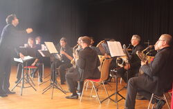 Das Tübinger Saxophon-Ensemble, dirigiert von Taras Demchyshyn, spielte in Kirchentellinsfurt, in der Richard-Wolf-Halle statt a