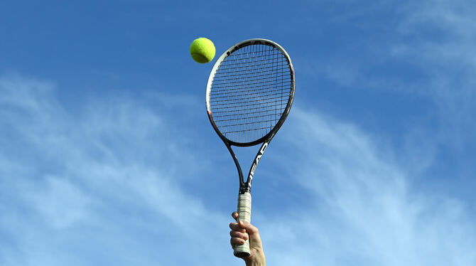 Tennisschläger Tennisspieler in und um Münsingen können sich auf eine neue Halle für ihren Sport in Münsingen freuen. Die Stadt unterstützt das