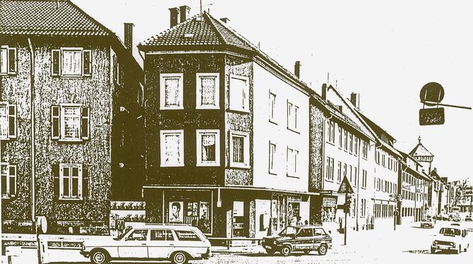 Leserfrage, Häuser am ZOB, Reutlingen Ein altes Foto aus den 1980er-Jahren. Gut zu erkennen: Im Erdgeschoss ist ein Ladengeschäft, darüber sind Wohnungen. Vorhänge an
