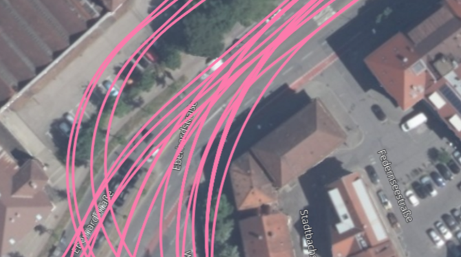 Leserfrage, Häuser am ZOB, Reutlingen Die rosafarbenen Linien zeigen, wie viele Varianten es gibt, wie eine zukünftige Regional-Stadtbahn einmal an den betroffenen Hä