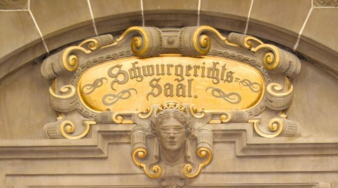 Der Eingang zum großen Schwurgerichtssaal des Landgerichts Tübingen.