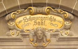 Der Eingang zum großen Schwurgerichtssaal des Landgerichts Tübingen.