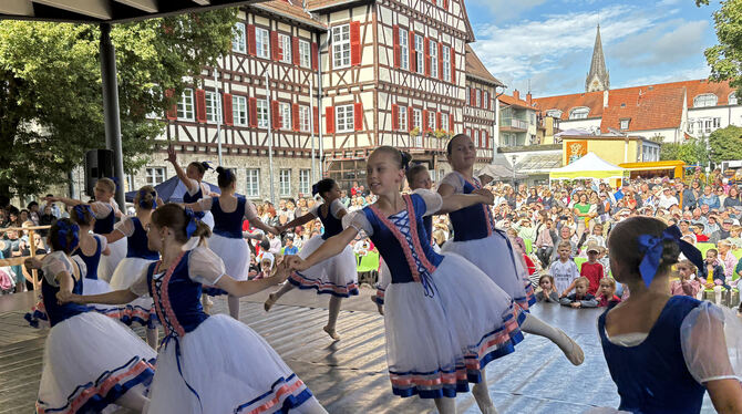 Die Sommernachtsbühne von Kultur33 lockte mit Tanz und Musik auf den Matthias-Erzberger-Platz.