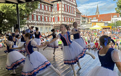 Die Sommernachtsbühne von Kultur33 lockte mit Tanz und Musik auf den Matthias-Erzberger-Platz.