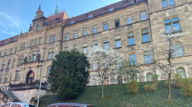 Landgericht Vor dem Amtsgericht Tübingen wurden ein früherer Notar und ein Geschäftsführer verurteilt. Es ist nicht unwahrscheinlich, dass b
