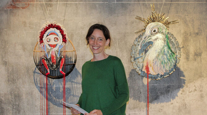 Tanja Stein in der Klosterkirche Pfullingen Tanja Stein zwischen ihren Objekten »Muse« (links) und »Opfertaube« mit Nimbus und Wunde.