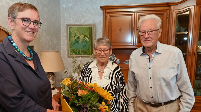 Gnadenhochzeit Barbara Schott Das Mössinger Jubelpaar Alfred Wilhelm und Margot Würch wird von Barbara Schott (städtische Bürgerschafts-Koordinatorin) beglück