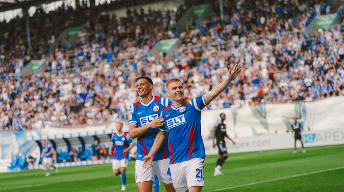 David Hummel Hansa Rostock Das Highlight der Vorbereitung: David Hummel (rechts) erzielt gegen den englischen Topclub Aston Villa einen Doppelpack