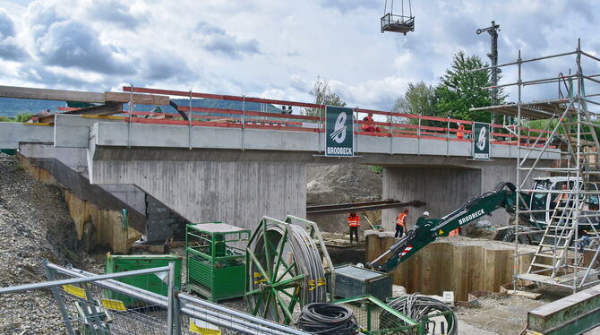Die neue und größere Bahnbrücke zwischen Belsen und Mössingen wurde am Donnerstagmorgen eingeschoben. Ab 7. August sollen bereit