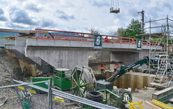 Die neue und größere Bahnbrücke zwischen Belsen und Mössingen wurde am Donnerstagmorgen eingeschoben. Ab 7. August sollen bereit