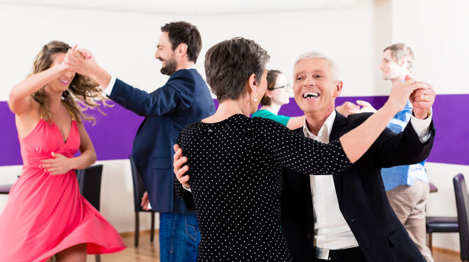 Dance, lesson, class, woman, man, couple, senior, seniors, dancing, training, learning, fitness, hobby, leisure, sport, person, Die Freude steht beim Tanzen im Vordergrund. Das Projekt »Alt werden in Bad Urach - gemeinsam gestalten« möchte ältere Menschen