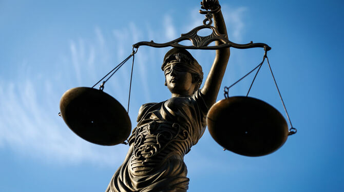lrs, Justizia, Gerechtigkeit, Symb, lby, bay Tübinger Landgericht verurteilt den Haupttäter der brutalen Münsinger Entführung entgegen dem Vorschlag der Jugendgerichtshilfe