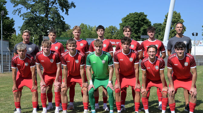 wfv, Fussball, Maenner, Neuzugaenge, SSV Reutlingen, Saison 2025/26, Oberliga, OL, Baden-Wuerttemberg, BW Das Trainer-Duo und die Zugänge des Fußball-Oberligisten SSV Reutlingen vor der Saison 2025/26. Hintere Reihe von links: Trainer