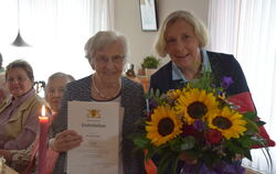 Dora Busse feierte ihren 100. Geburtstag im Kreise ihrer Mitbewohner. Offizielle Glückwünsche überrachte die stellvertetende Bür