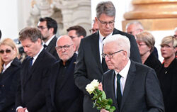 Ministerpräsident Winfried Kretschmann legt vor dem Altar eine Rose nieder, neben ihm (von links) DB Regio-Chefin Evelyn Palla, 