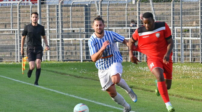 Salvatore Varese (links): Hier 2021 im Trikot des 1. CfR Pforzheim und im Duell mit SSV Reutlingens Onesi Kuengienda.