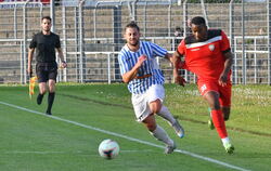 Salvatore Varese (links): Hier 2021 im Trikot des 1. CfR Pforzheim und im Duell mit SSV Reutlingens Onesi Kuengienda.