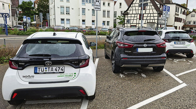 Aus eins mach zwei: Toyota-Yaris-Teilautos (links und rechts) in der Silcherstraße in Metzingen nah beim Rathaus. In der Mitte e